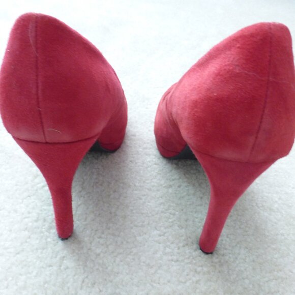 LE CHATEAU Red faux suede almond toe platform pumps - NWOT - Picture 2 of 10